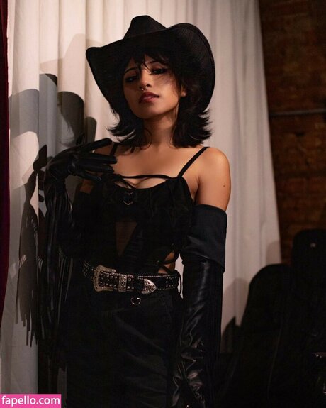 Violent Vira modèle xxx archive