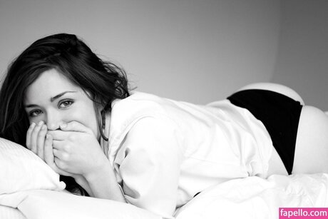 Megan Boone haut étoile galeries