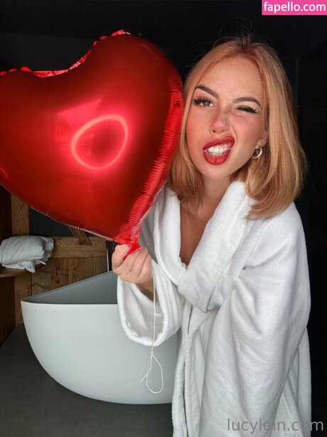 Lucy L3in étoile sexy archive