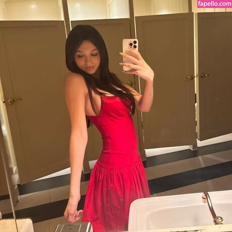 Josie Totah modèle nu images