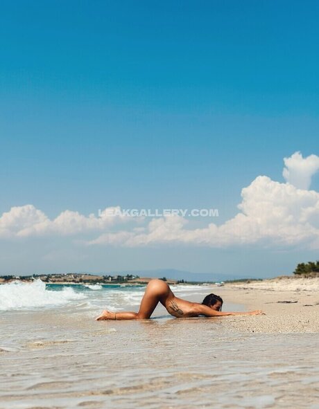 Viki Outofspace star du porno nue image