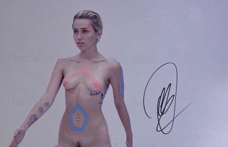 Cyrus Miley modèle joli des photos