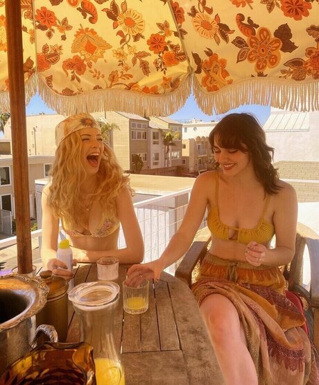 fille courbée dà côté onlyfans sexy nue galeries