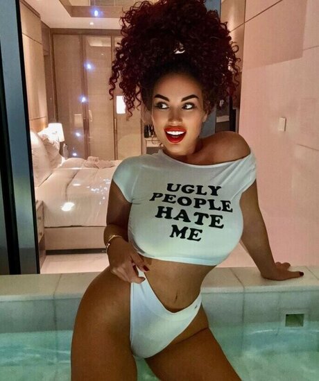 Paulina Fok modèle gratuit des photos