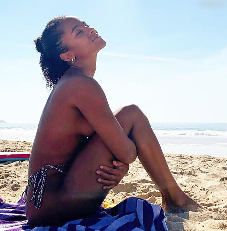 chaton courbé onlyfans haut por image