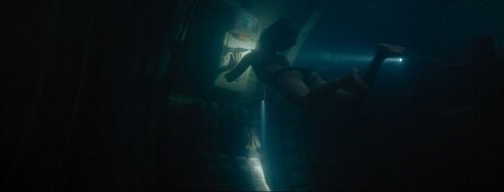 Lou Llobell nus étoiles galeries