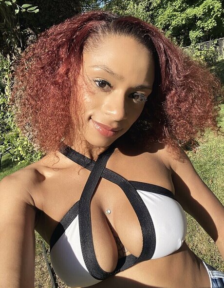 Tpnaomi joli modèle des photos