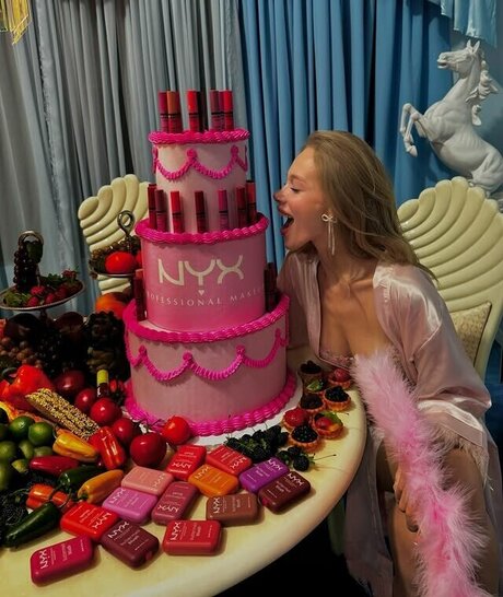 Yaren Alaca étoile de l'art photos