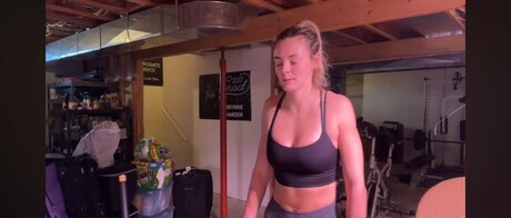 Beez ASMR actrice sexy des photos