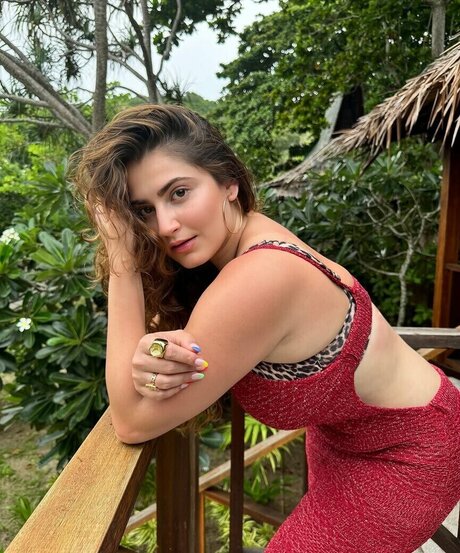 Shivaleeka Oberoi actrice érotique image