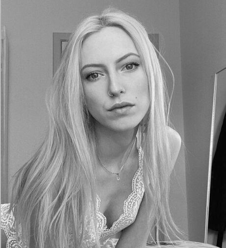 r3b3kka free belle actrice galeries