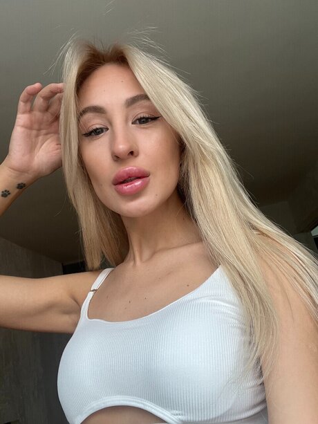 Alisha Wonderful nus de stars du porno image