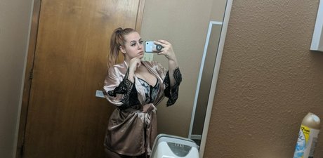 Lucy June actrice nue galeries