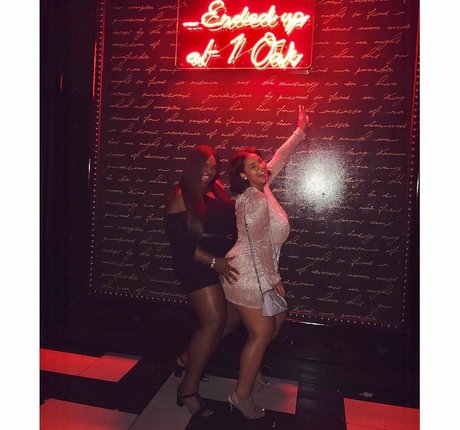 fille courbée dà côté onlyfans chaud photos