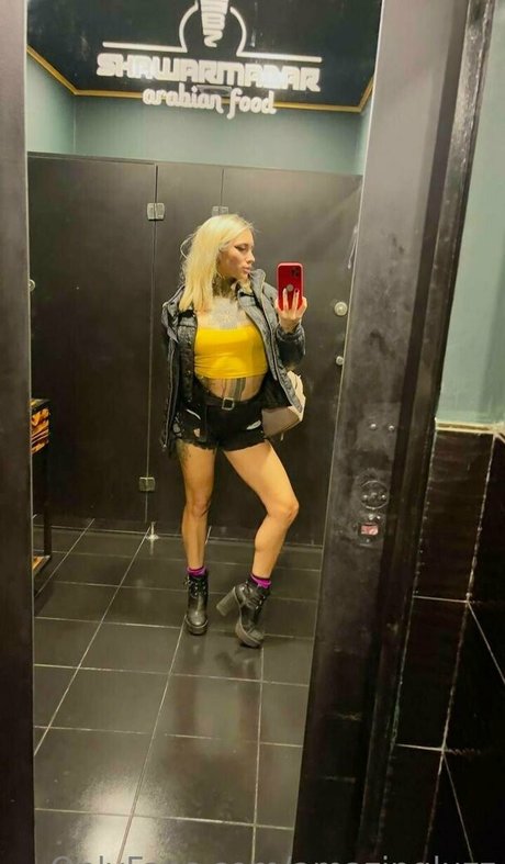 blonde aux gros seins onlyfans nus érotiques image