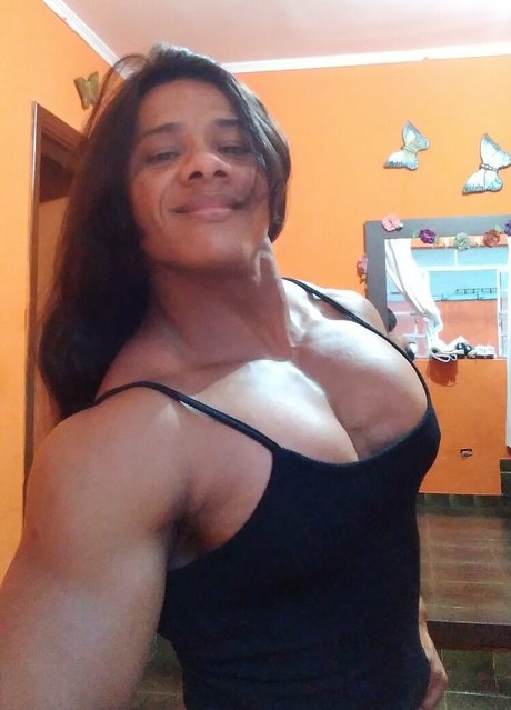 chaton potelé uniquementfans nu chaud image