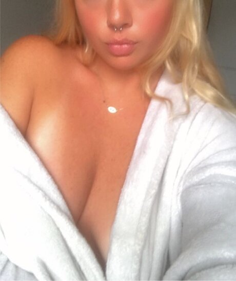 Nadia Nyx star du porno en haute qualité img