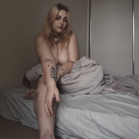 IslaFay étoile nue img