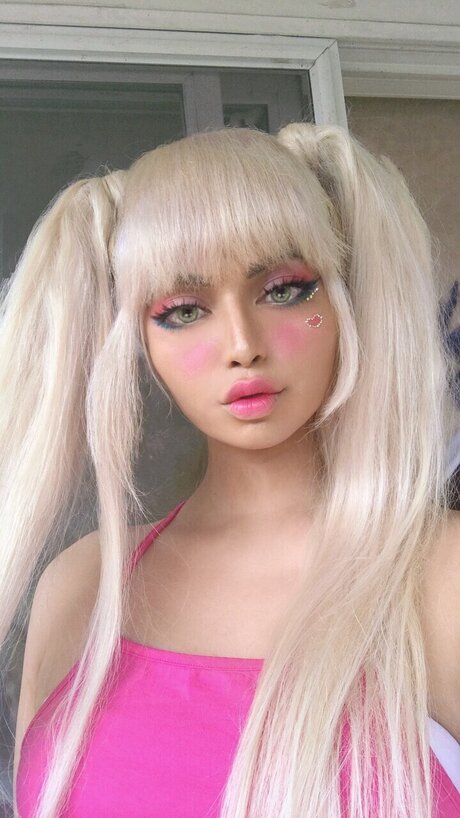 Auri The Doll star du porno hd photos