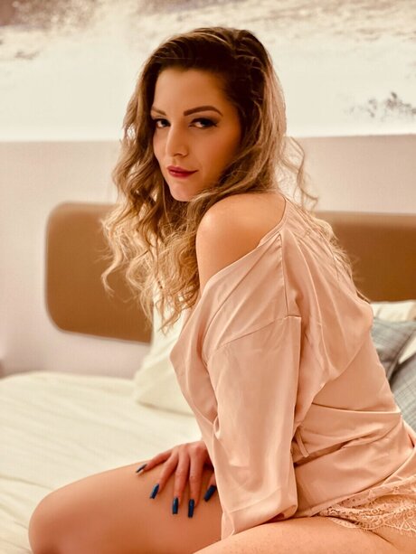 chaton courbé onlyfans nu parfait image