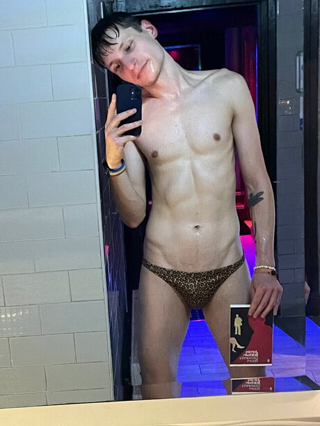 Dami n Triton modèle chaud image