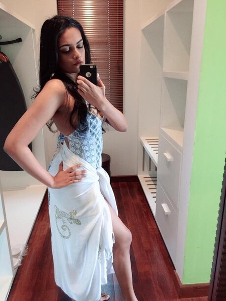 Nishala Nishanka star du porno en haute qualité photo