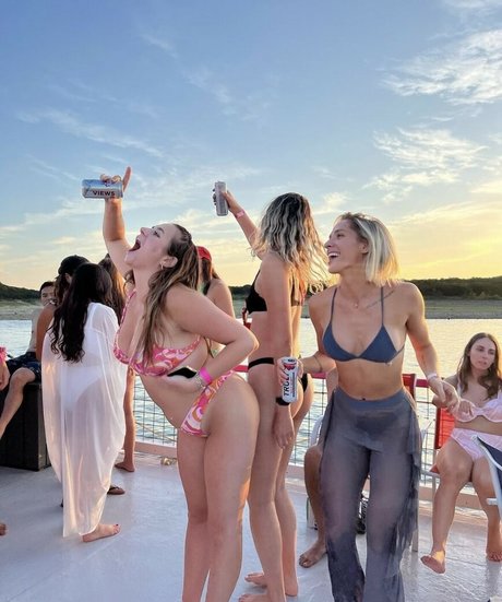 Emily Viuhkola étoile magnifique photos