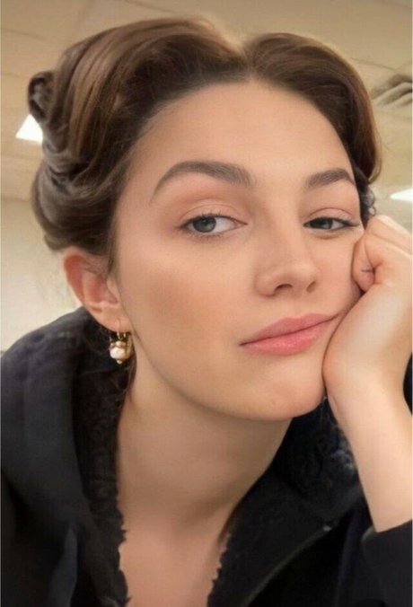 Ella Hunt sexe star collection