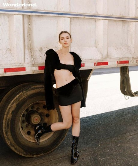 Ella Hunt modèle gratuit image