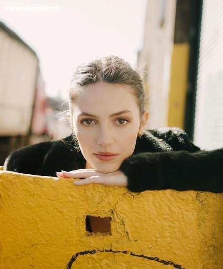 Ella Hunt star du porno sympa galerie