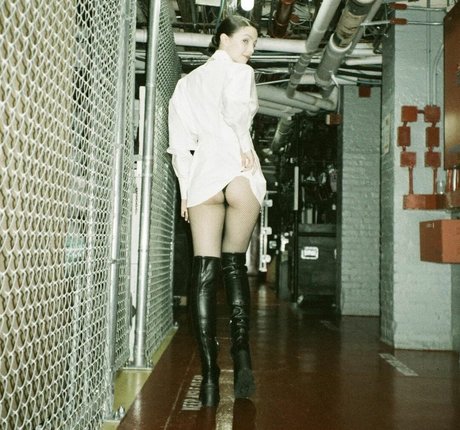 Ella Hunt star du porno exclusive photos