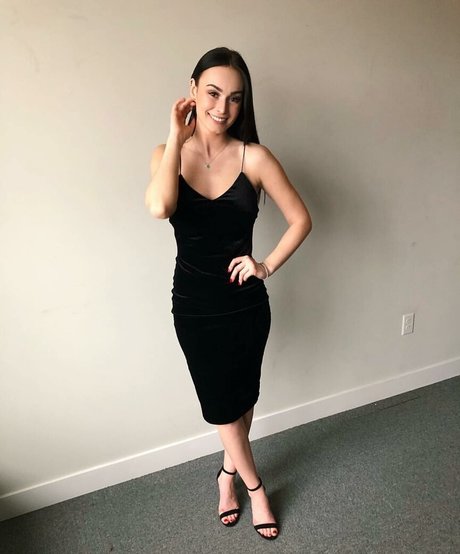 Logan Fabbro actrice nue images