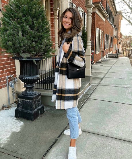 Hailey Lower modèle nu collection