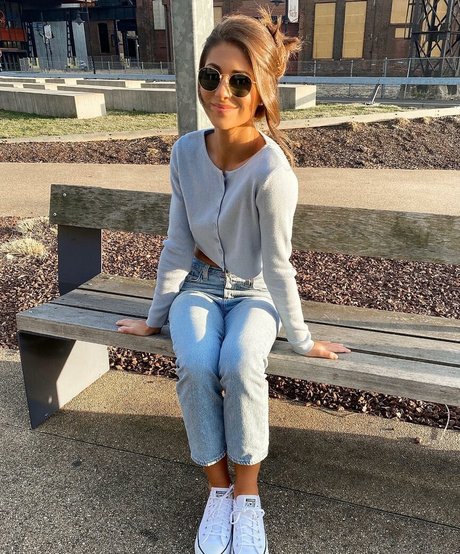 Hailey Lower actrice artistique galerie