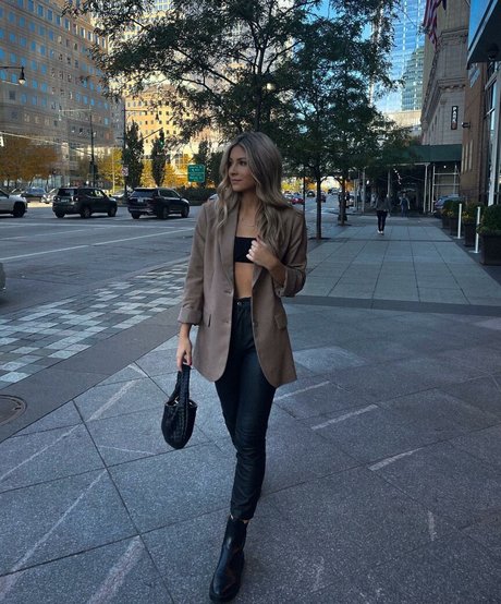 Hailey Lower étoile érotique galeries