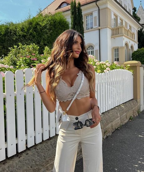 Sarah Sunita modèle de haute qualité images