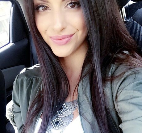 Sarah Sunita haut de star du porno des photos