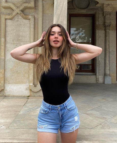 Melike Saygin étoile de l'art images