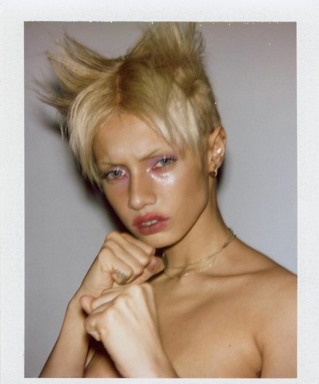 uglyworldwide modèle sexy collection