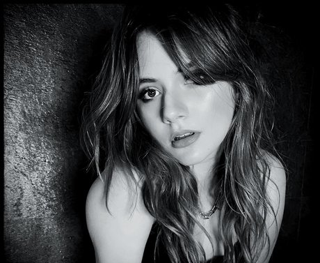 Emilia Jones étoile érotique img