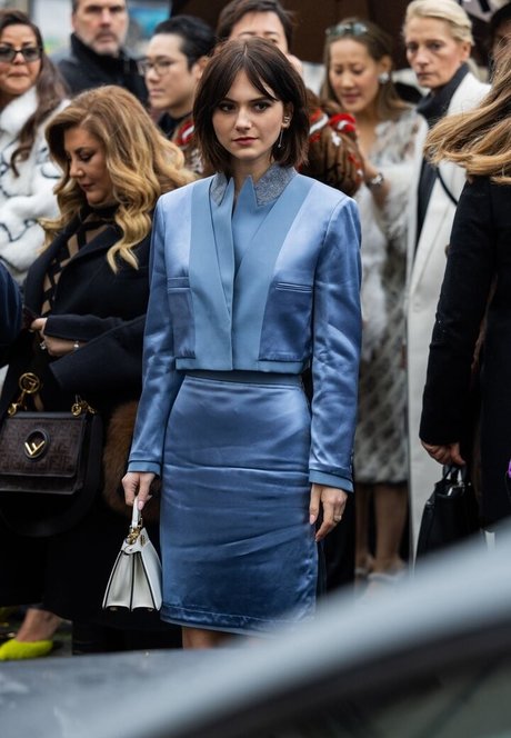 Emilia Jones jolie star du porno photos