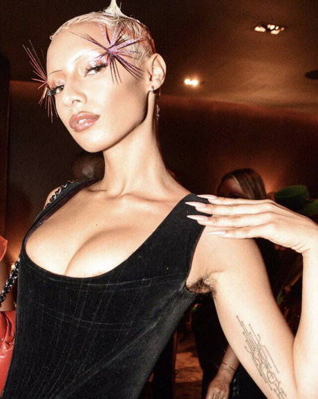 Jazelle Zanaughtti étoile adulte galerie