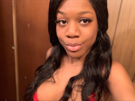 éjacule sur la langue onlyfans haut de gamme image