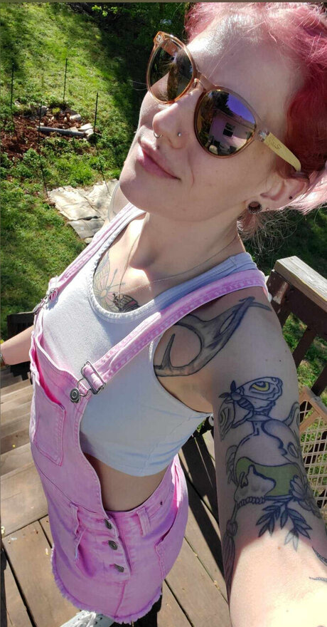 Lily Loveless modèles nus photo