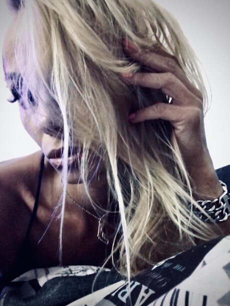 SexyJu nus de stars du porno image