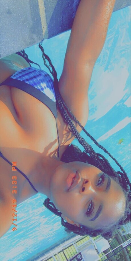 brune aux gros seins onlyfans très chaud galeries