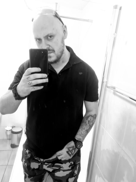 V1K1NG étoile nue des photos