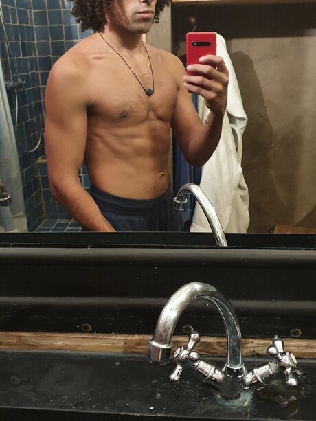 visage onlyfans plutôt sexy image