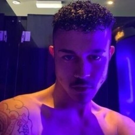 M V modèle magnifique img