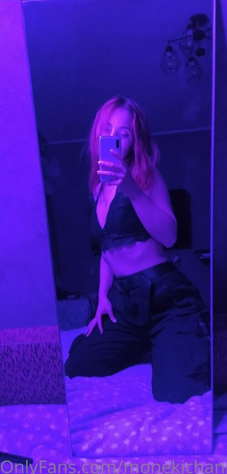 moneki modèle chaud image